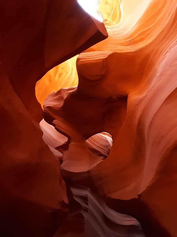Vue rapprochée des formations rocheuses ondulées d'Antelope Canyon.