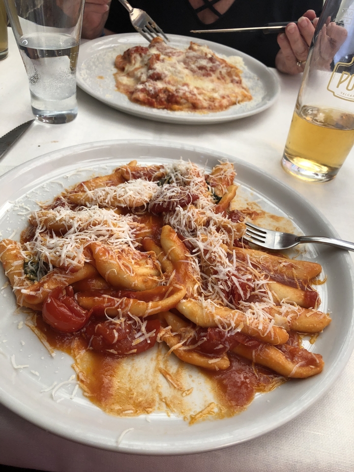 Assiette de pâtes au fromage et à la sauce tomate.