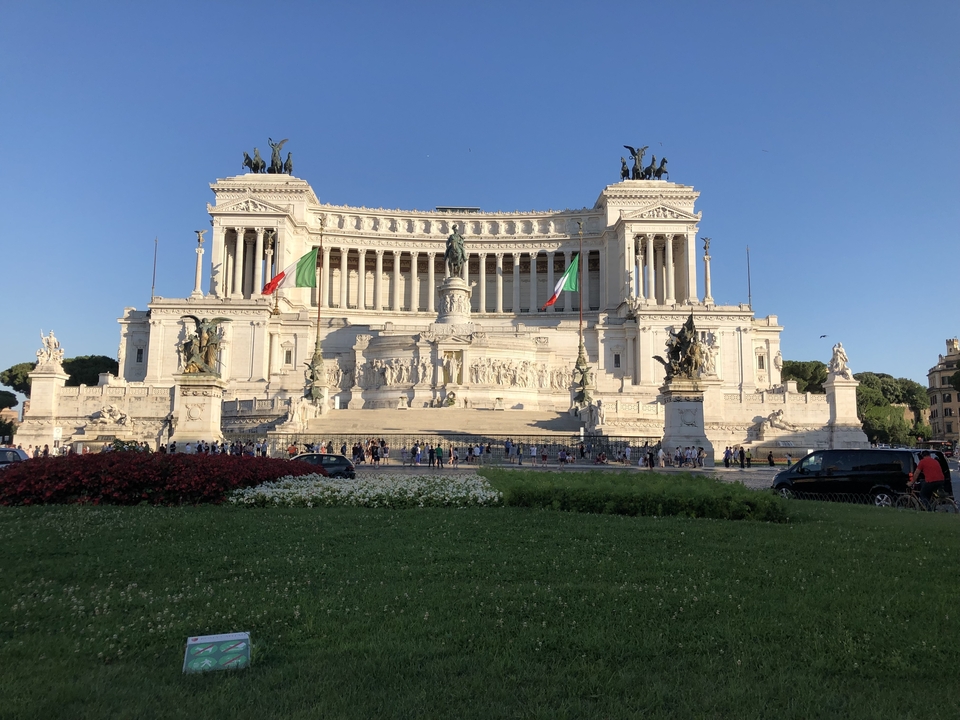 Monument à Victor-Emmanuel II à Rome, Italie, sous un ciel bleu dégagé.