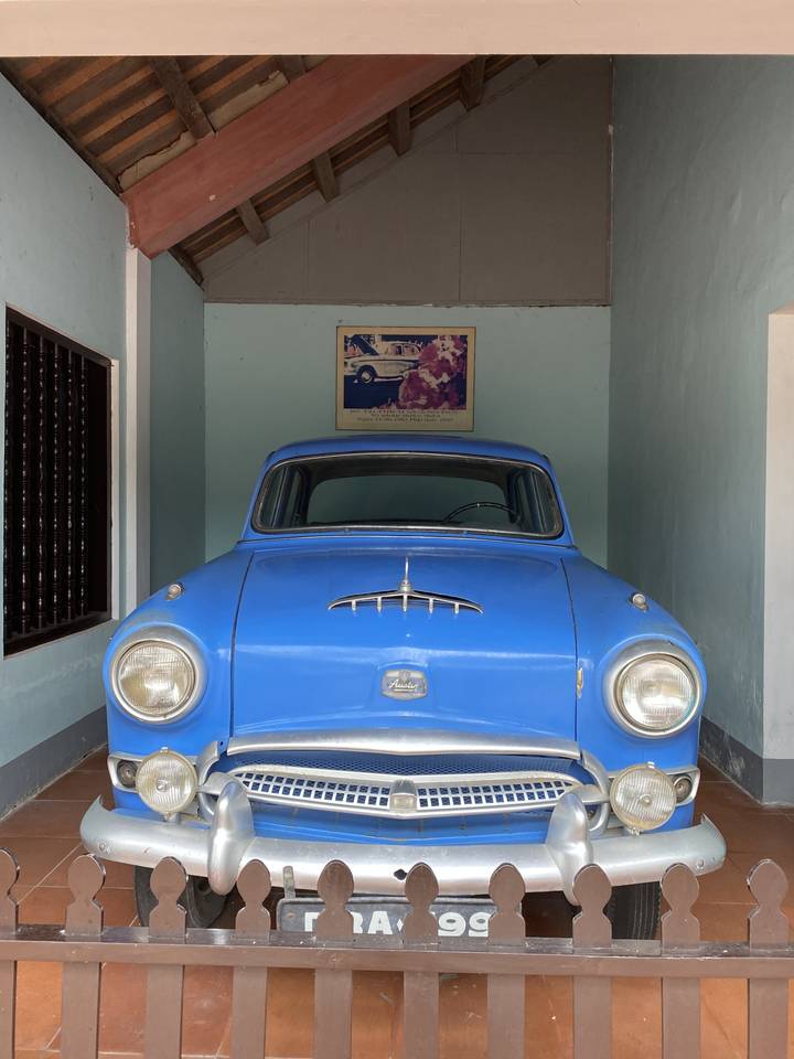 Vieille voiture bleue à l'intérieur d'un bâtiment.