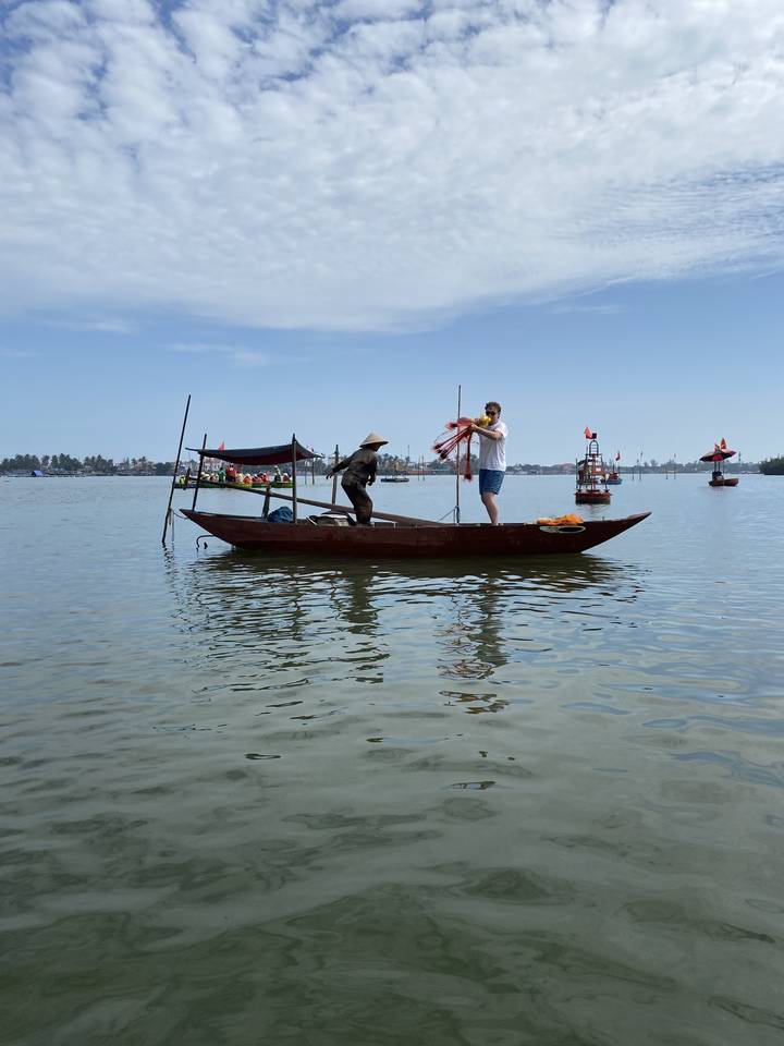 Personne debout sur un bateau avec un autre bateau en arrière-plan.
