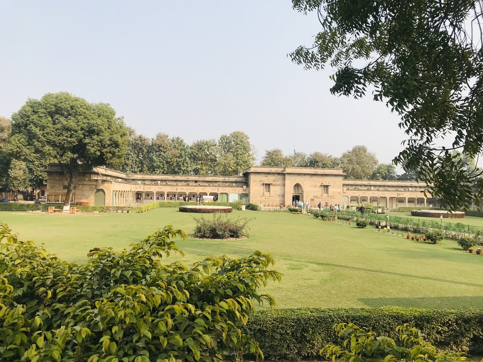 Des jardins devant un grand bâtiment.