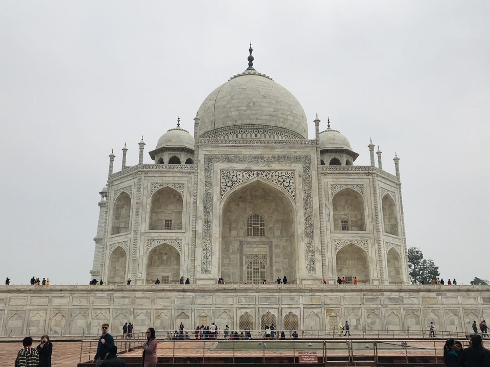 Le Taj Mahal avec des touristes devant.