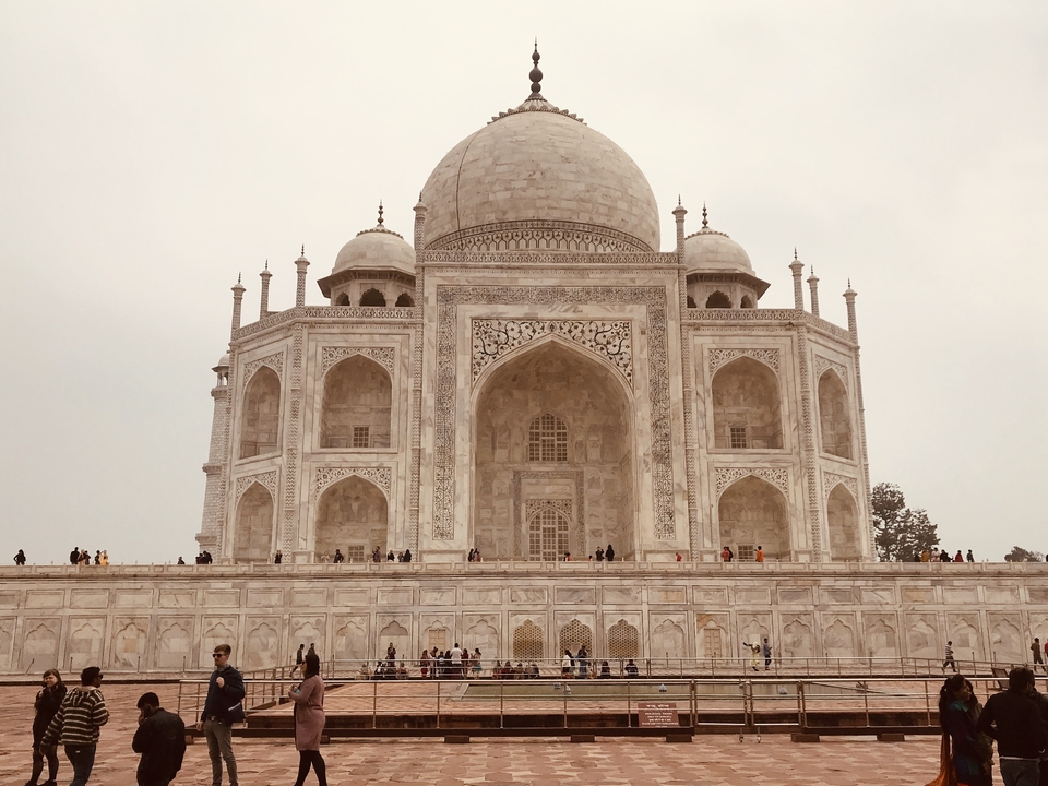 Le Taj Mahal vu de face avec des touristes.