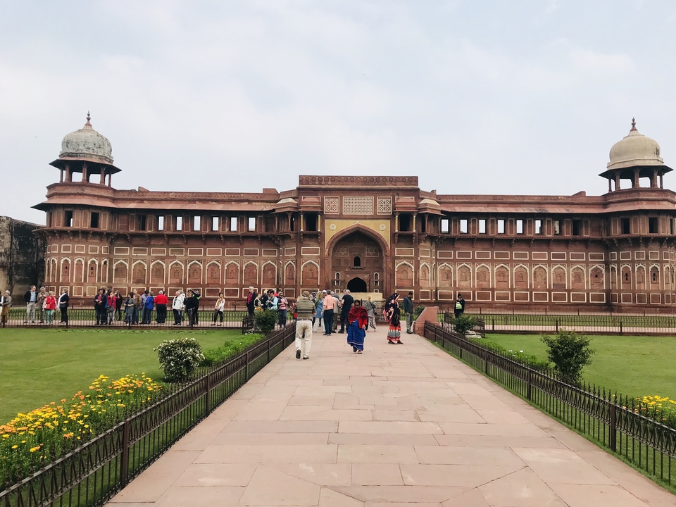 Entrée de fort historique avec des touristes.