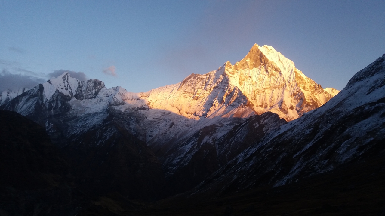Montagnes enneigées au lever du soleil.
