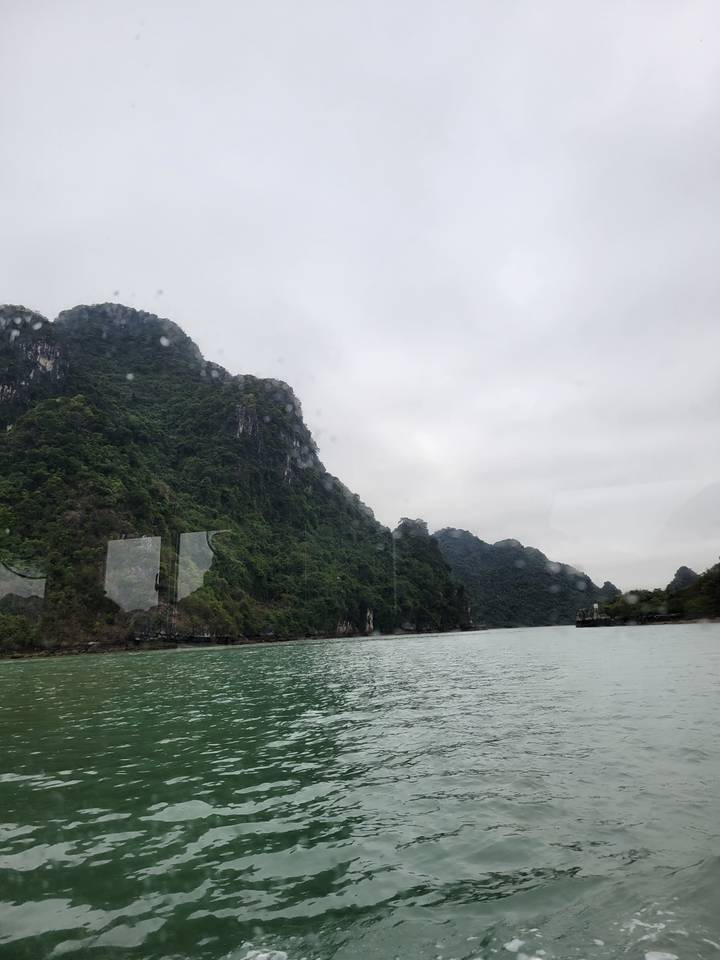 Paysage marin avec eau et formations rocheuses.