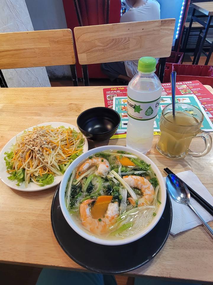 Un bol de soupe et des plats assortis sur une table.