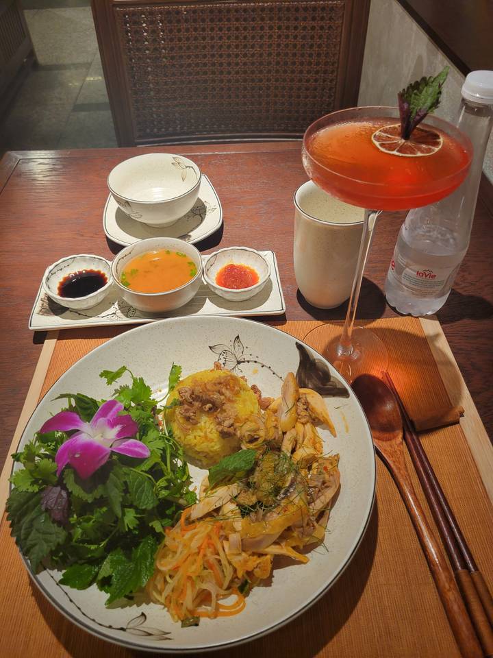 Assiettes de nourriture avec un cocktail et des sauces.