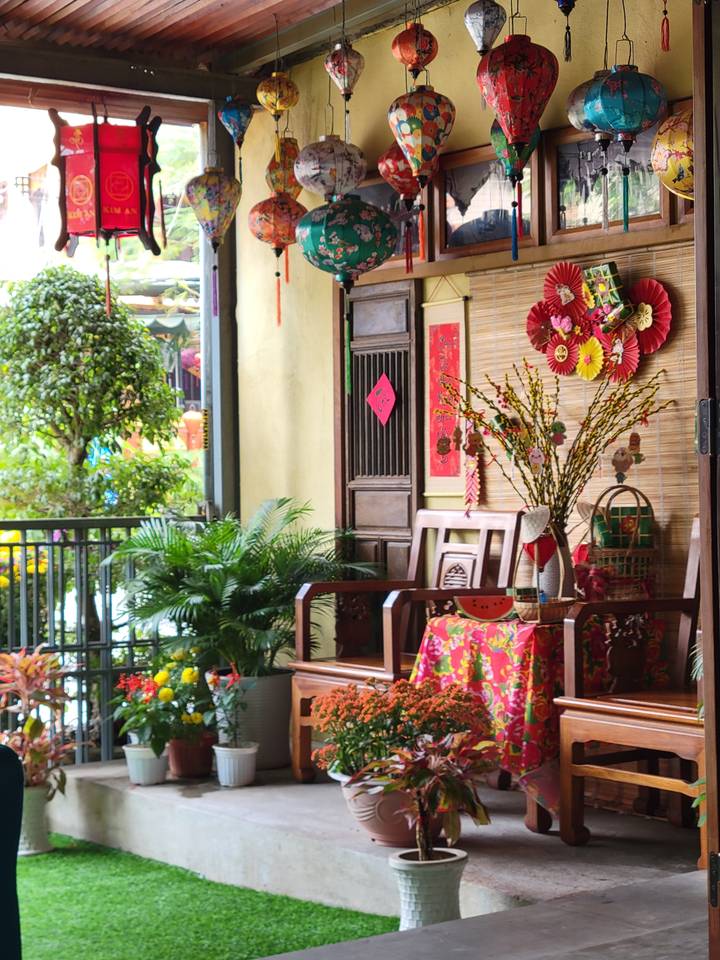 Intérieur avec lanternes traditionnelles et décorations.