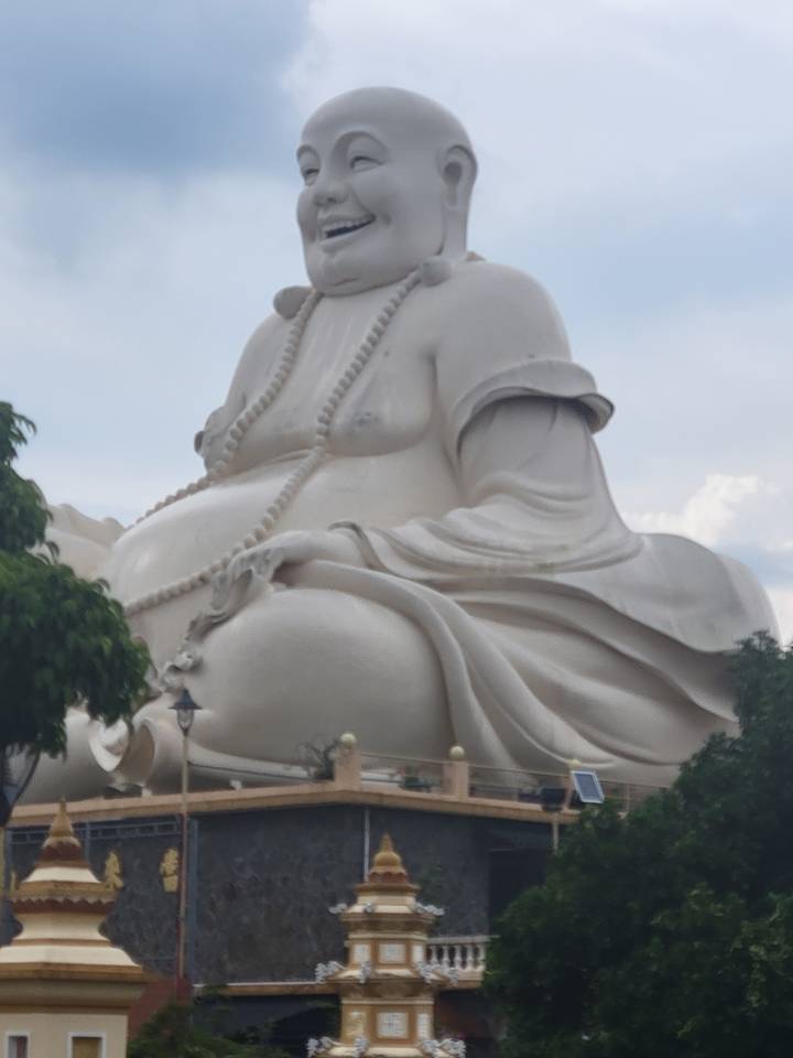 Grande statue d'un Bouddha rieur.