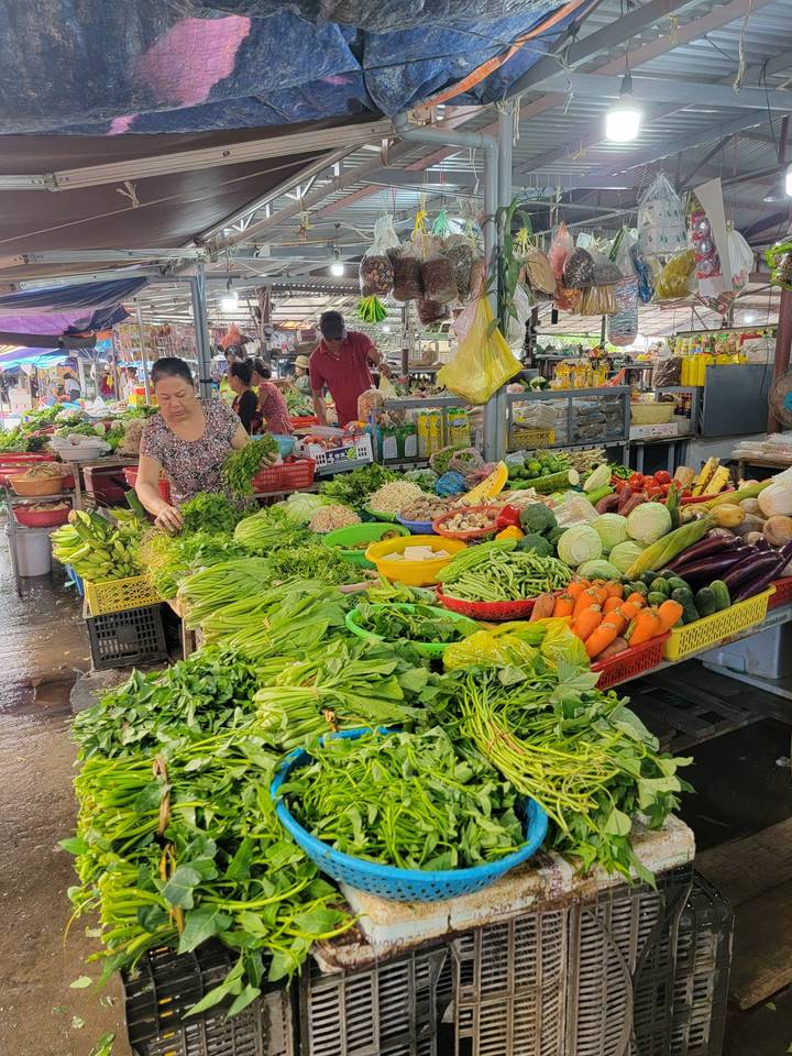 Étals de marché colorés avec des produits frais.