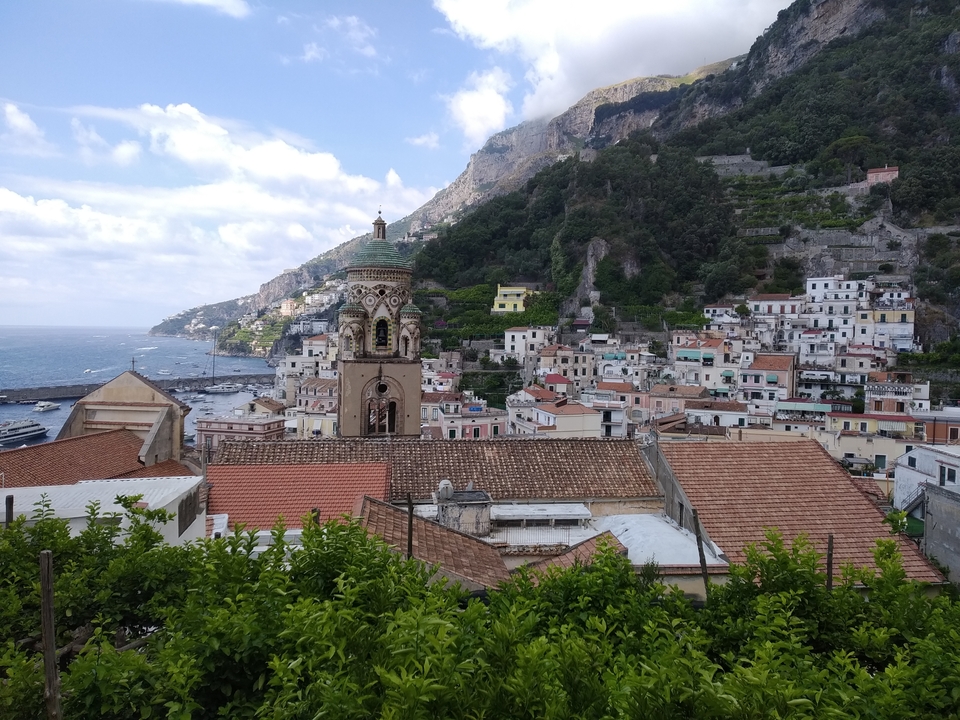 Vue de ville avec architecture historique dans un cadre côtier.