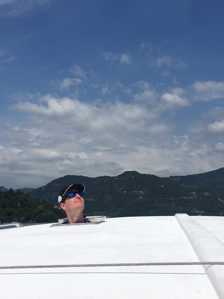 Personne avec des montagnes en arrière-plan.