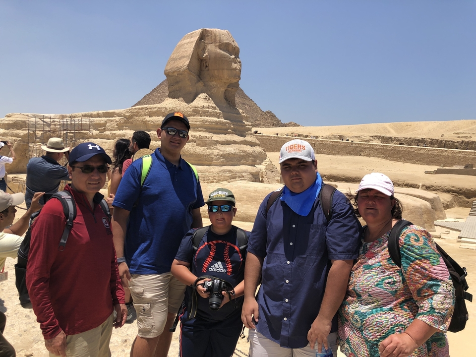Groupe posant devant le Sphinx.