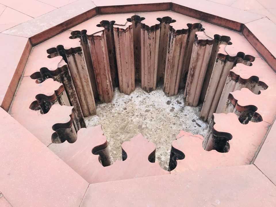 Gros plan d'une structure en pierre sculptée.