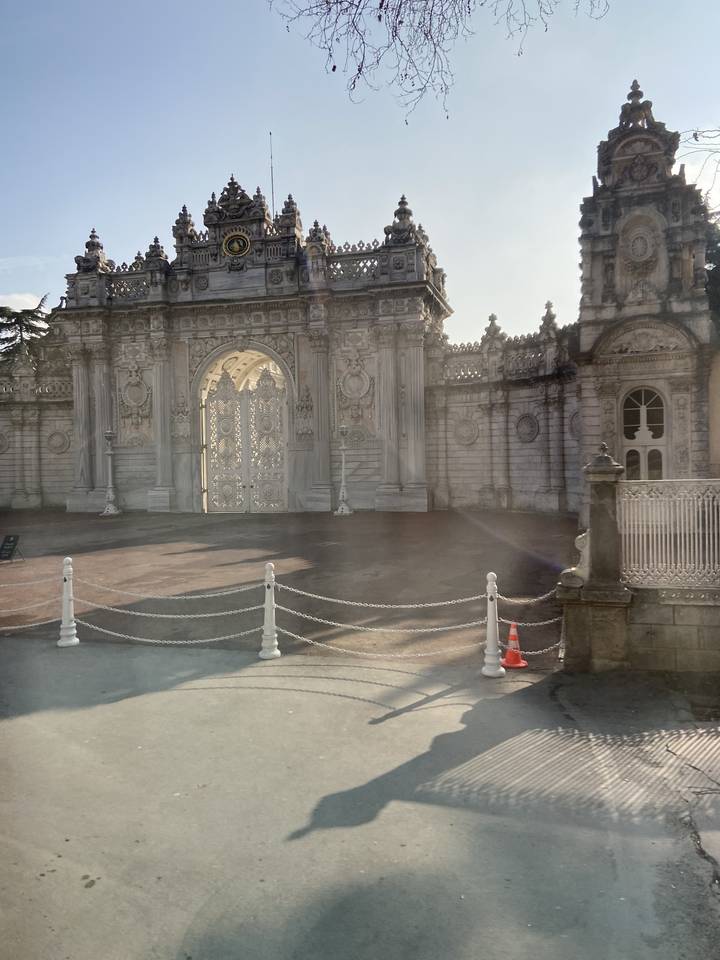 Portails ornementés aux motifs complexes, faisant partie d'un bâtiment historique.