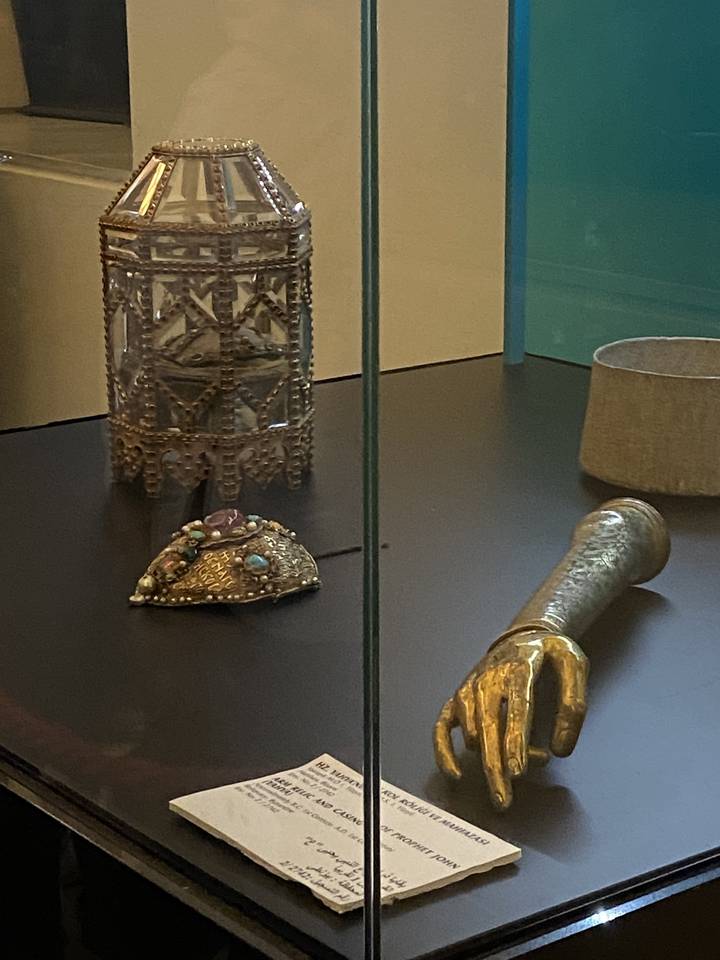 Exposition muséale d'artefacts historiques.