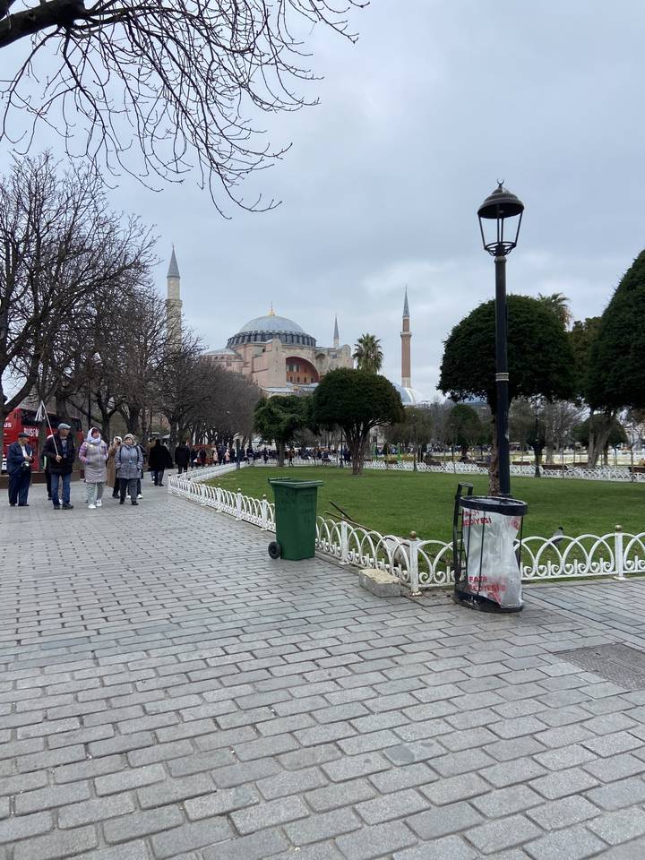 Des personnes marchant près de la Sainte-Sophie avec les minarets visibles.