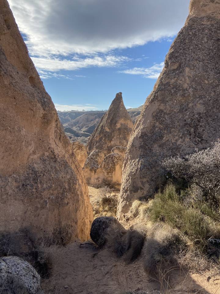 Des formations rocheuses majestueuses dans une vallée.