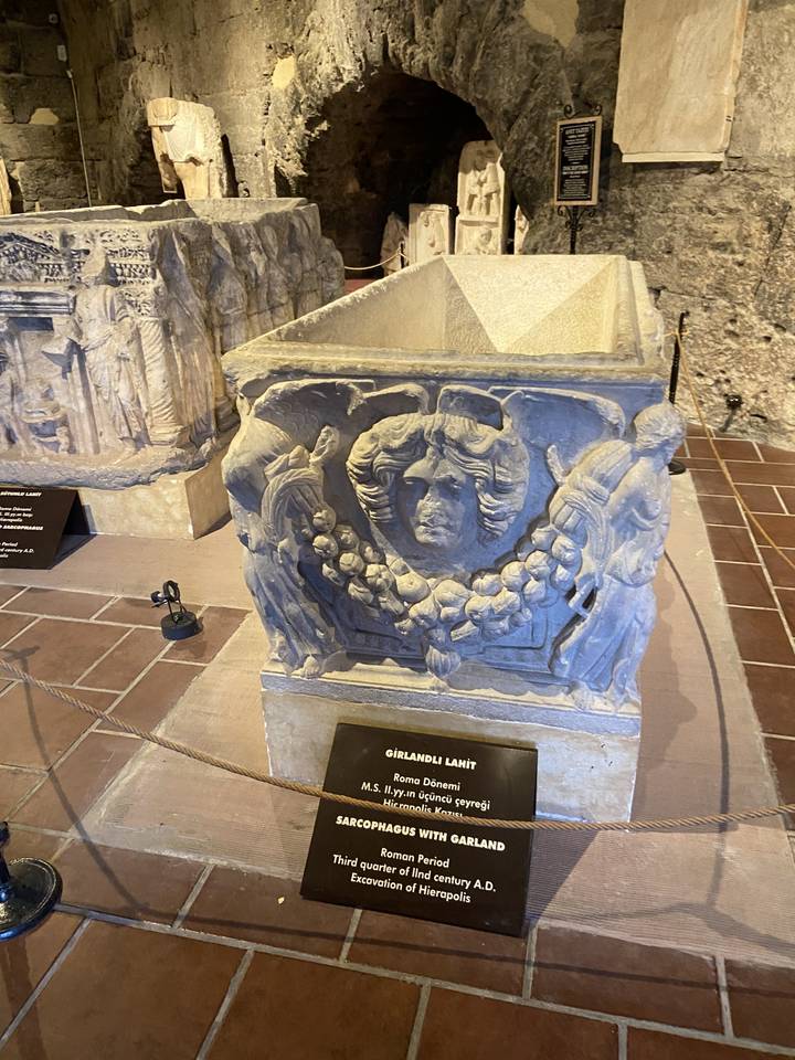 Sculpture exposée dans un musée avec signalétique.