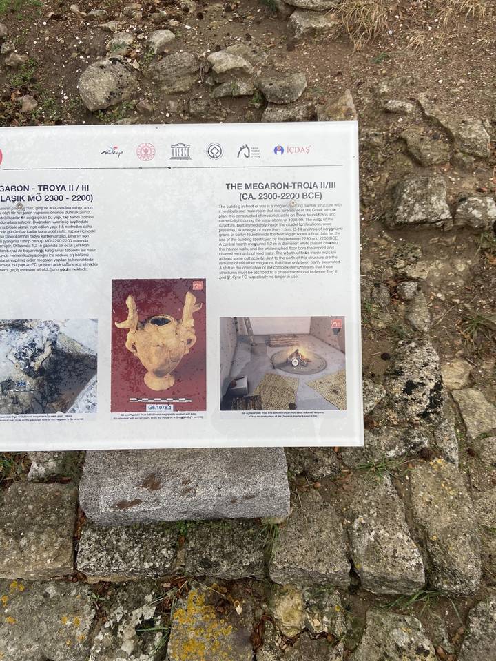 Panneau d'information sur un site archéologique avec images et texte.