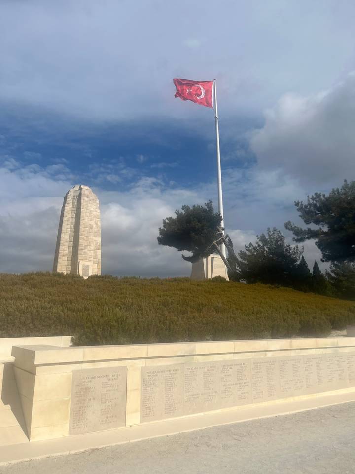Monument commémoratif avec un mât de drapeau et des inscriptions