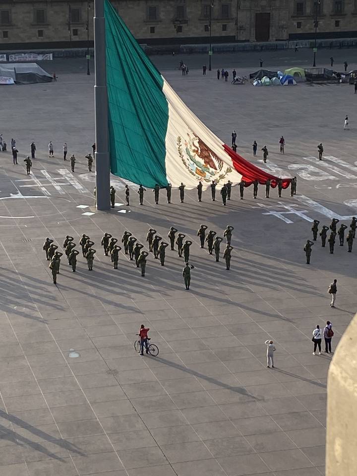 Drapeau mexicain hissé dans une zone cérémonielle.