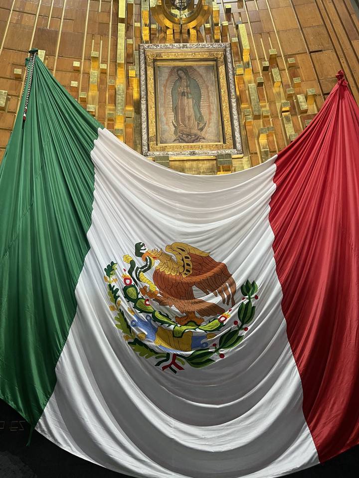 Drapeau mexicain avec une image religieuse ornée dans une chapelle.