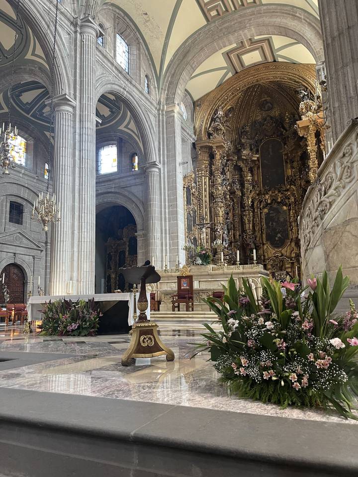Vue intérieure d'une église richement décorée.