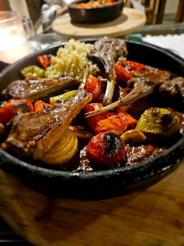 Plat de viande grillée et de légumes.