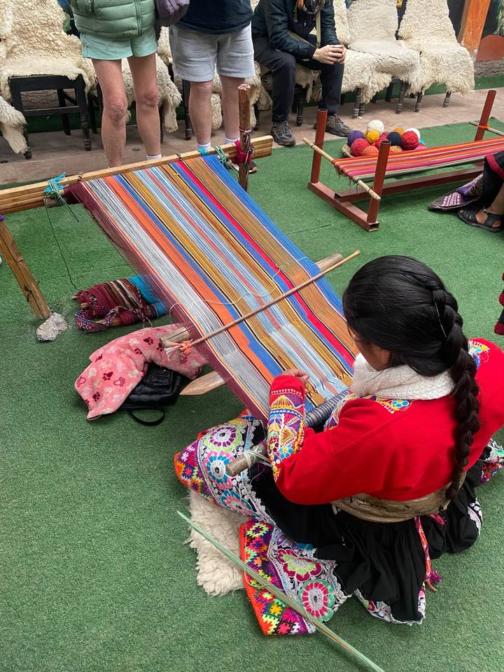 Personne tissant des textiles colorés.