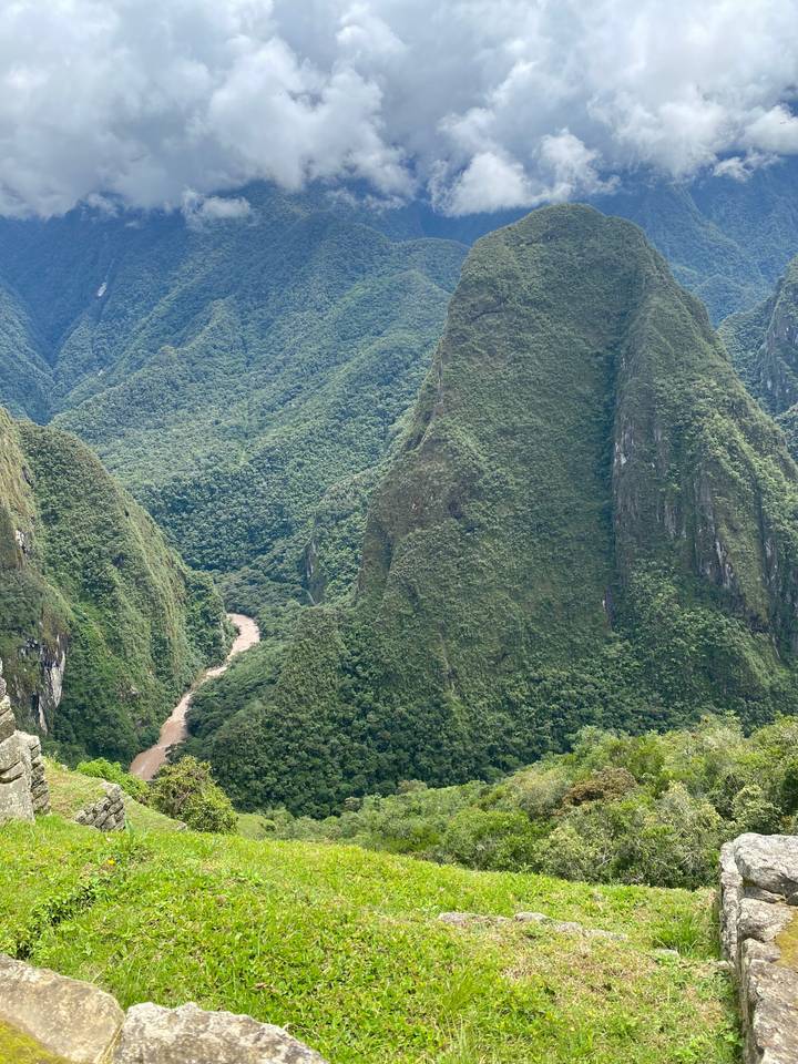 Paysage montagneux avec une rivière.
