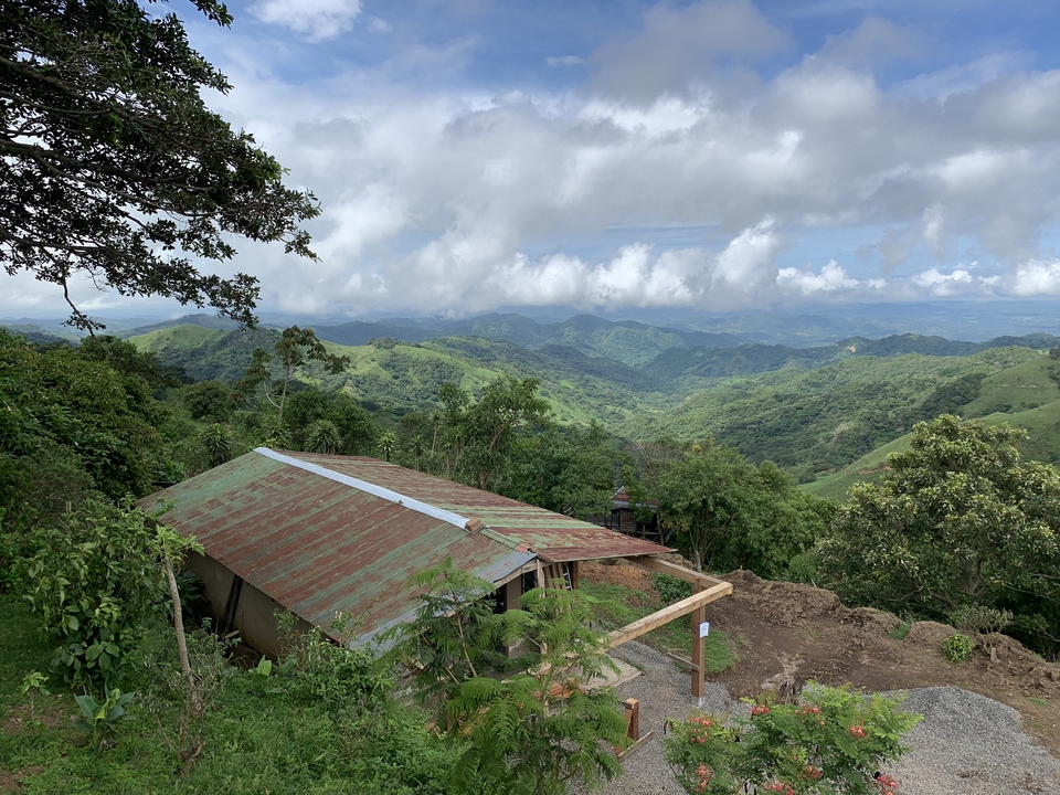 Vue étendue de collines vertes et de vallées.