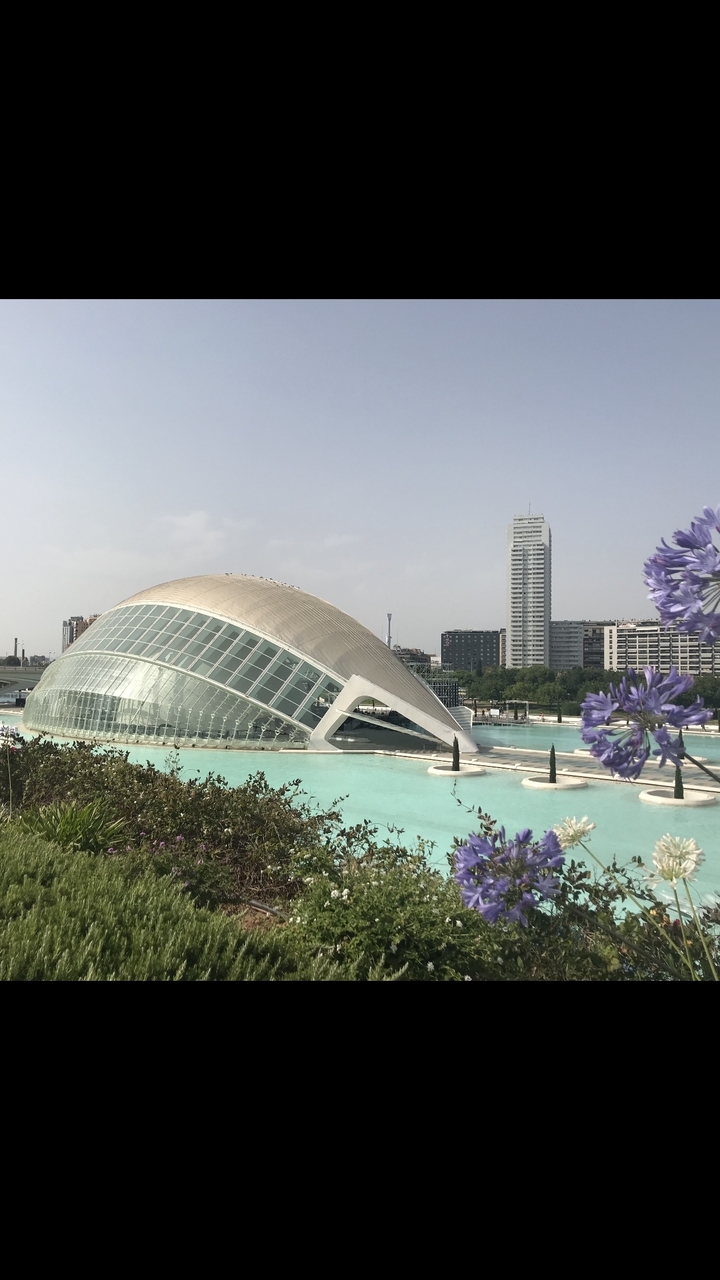 Bâtiment architectural moderne avec un reflet dans l'eau.
