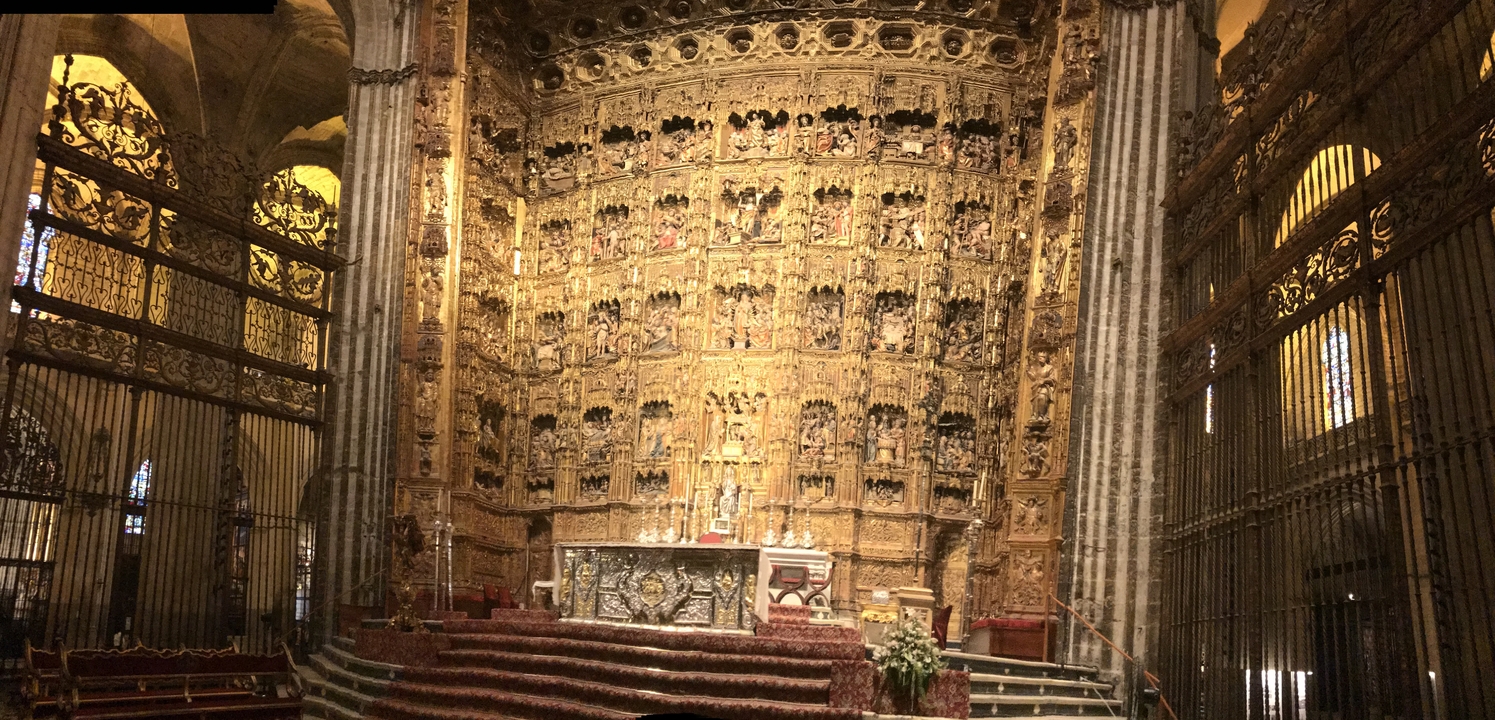 Autel doré élaboré à l'intérieur d'une cathédrale.