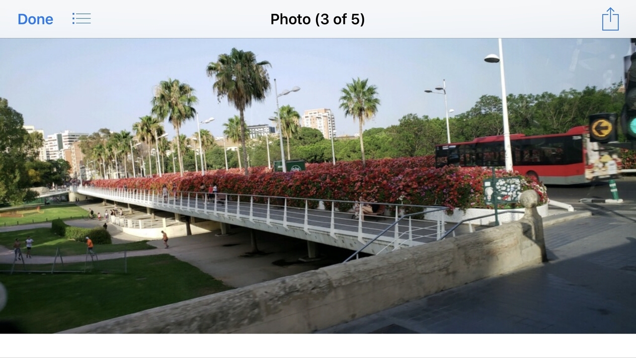 Image d'une scène de rue provenant d'une galerie photo.