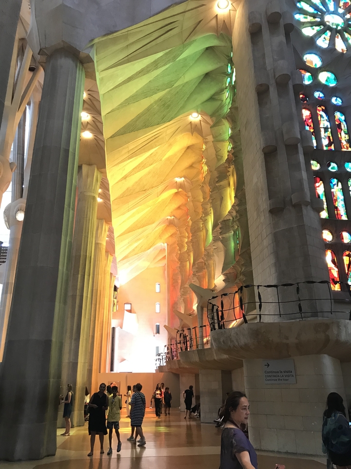 Vue intérieure des colonnes colorées de la Sagrada Família.