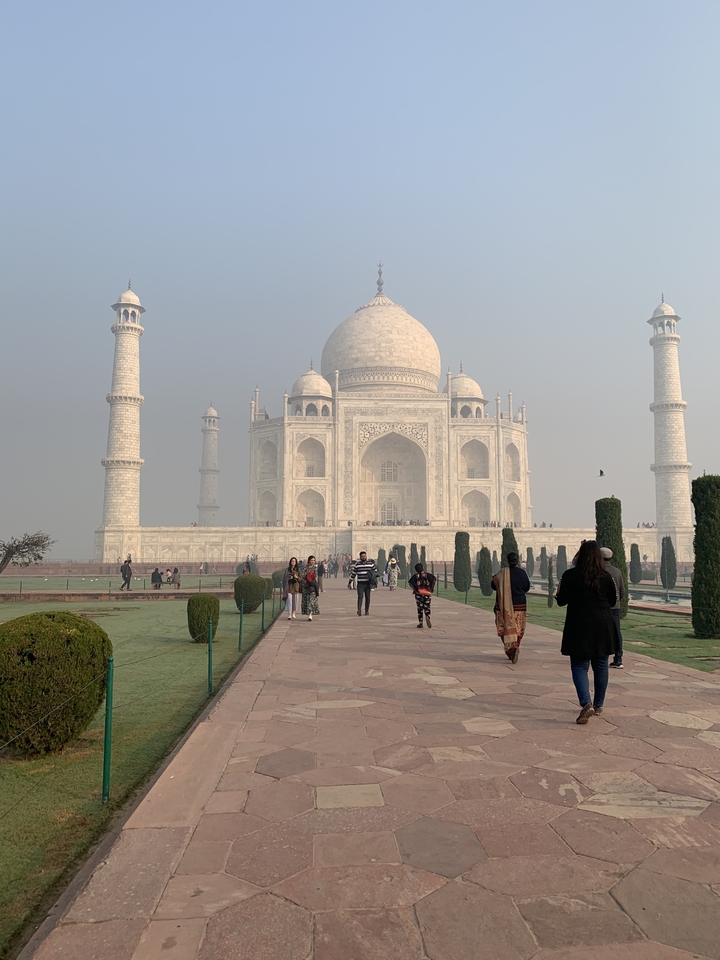 Des touristes visitant le Taj Mahal.