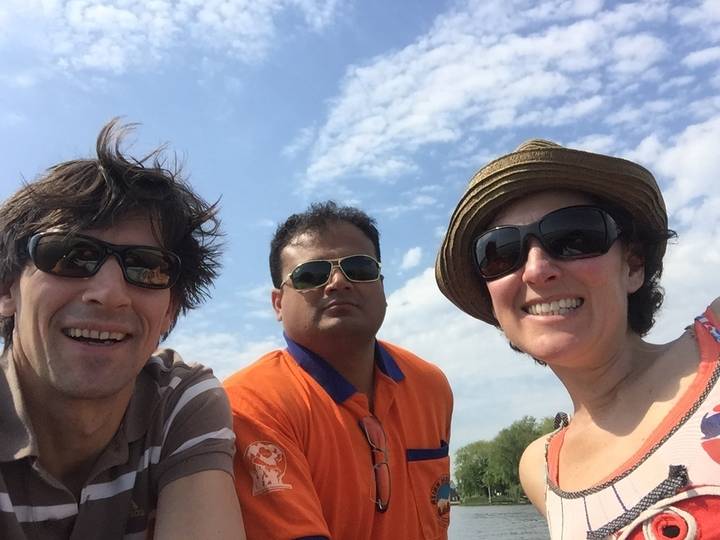 Trois personnes prenant un selfie.