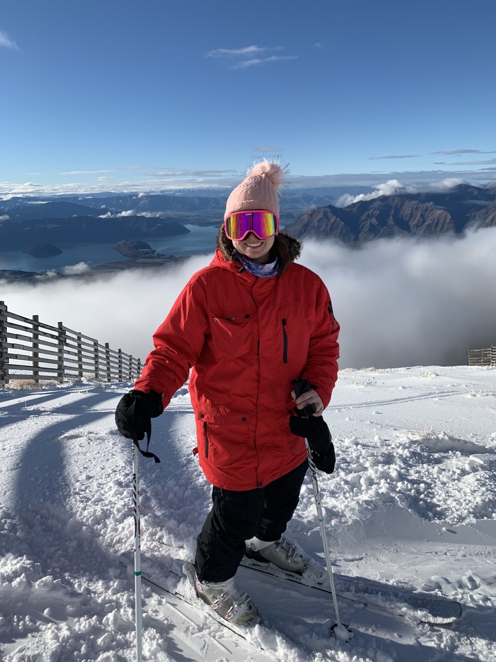 Personne en vêtements d'hiver avec paysage enneigé.