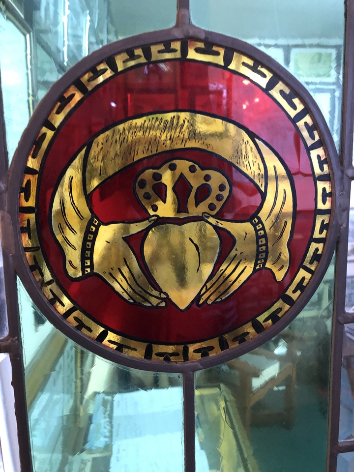 Une verrière représentant un cœur avec une couronne.