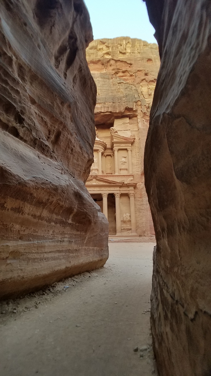 Le Trésor de Pétra vu depuis une entrée étroite entre les rochers.