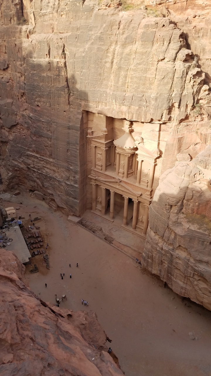 Vue aérienne du Trésor de Pétra, mettant en valeur sa façade complexe.