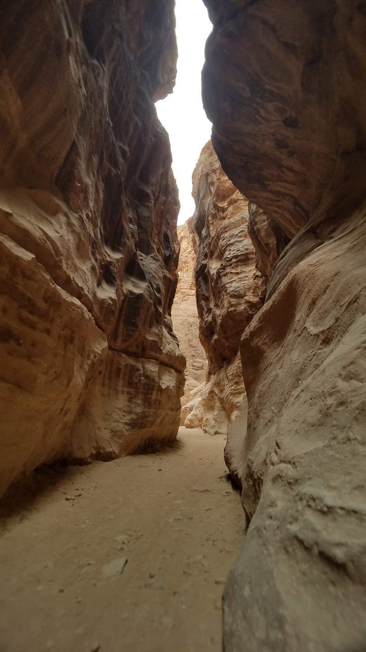 Canyon étroit aux parois rocheuses imposantes.