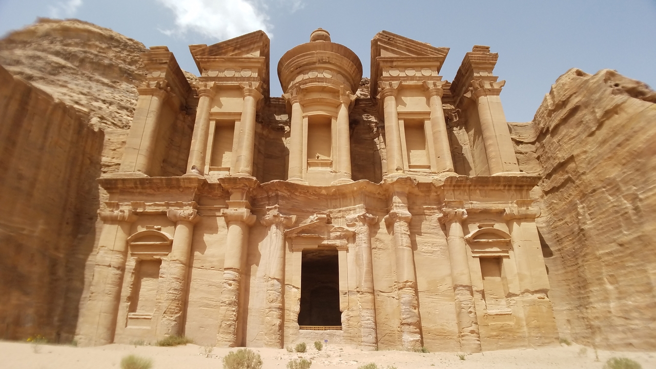 Le Monastère à Pétra, une structure aride taillée dans la roche.