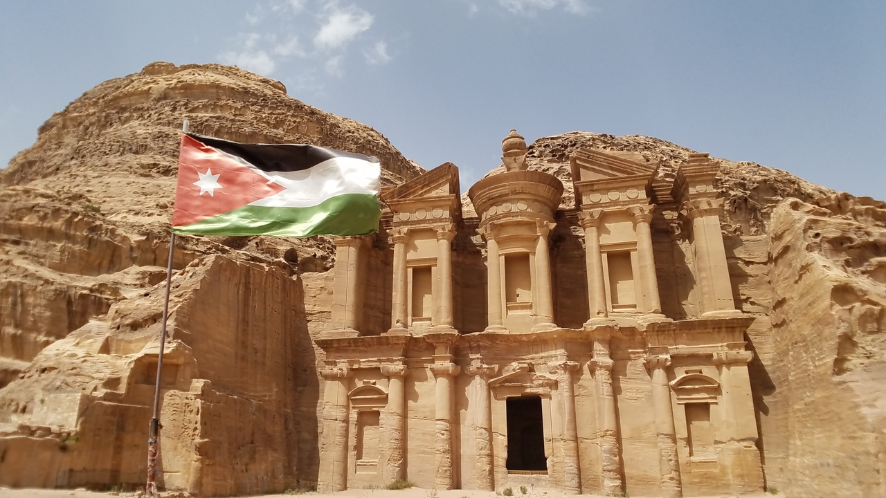Le Monastère de Pétra avec un drapeau jordanien au premier plan.
