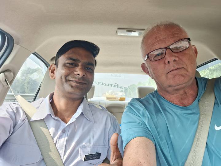 Deux hommes assis dans une voiture.