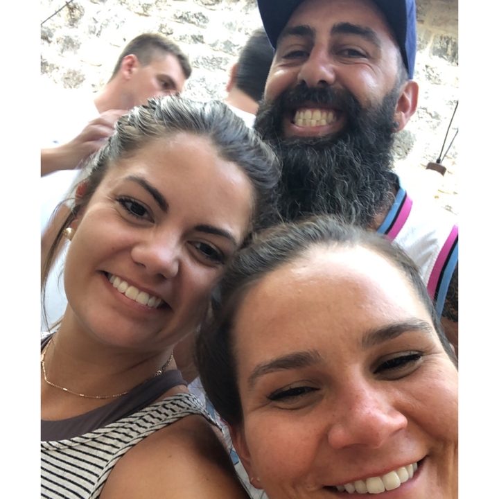 Selfie de trois personnes souriantes.