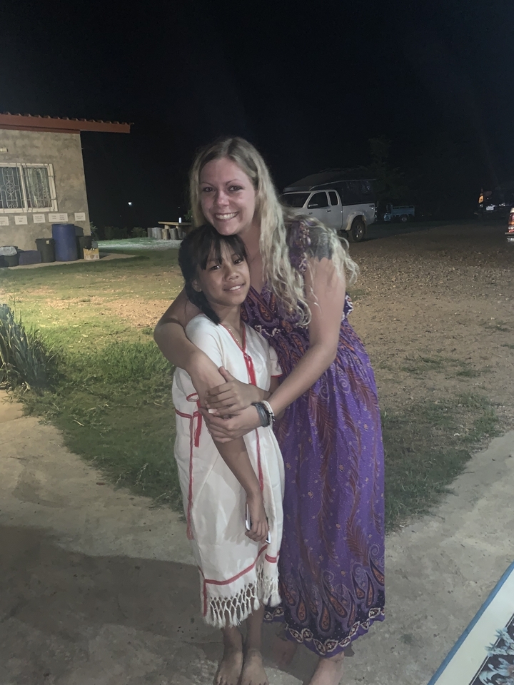 Femme serrant une fille dans ses bras avec un sourire.